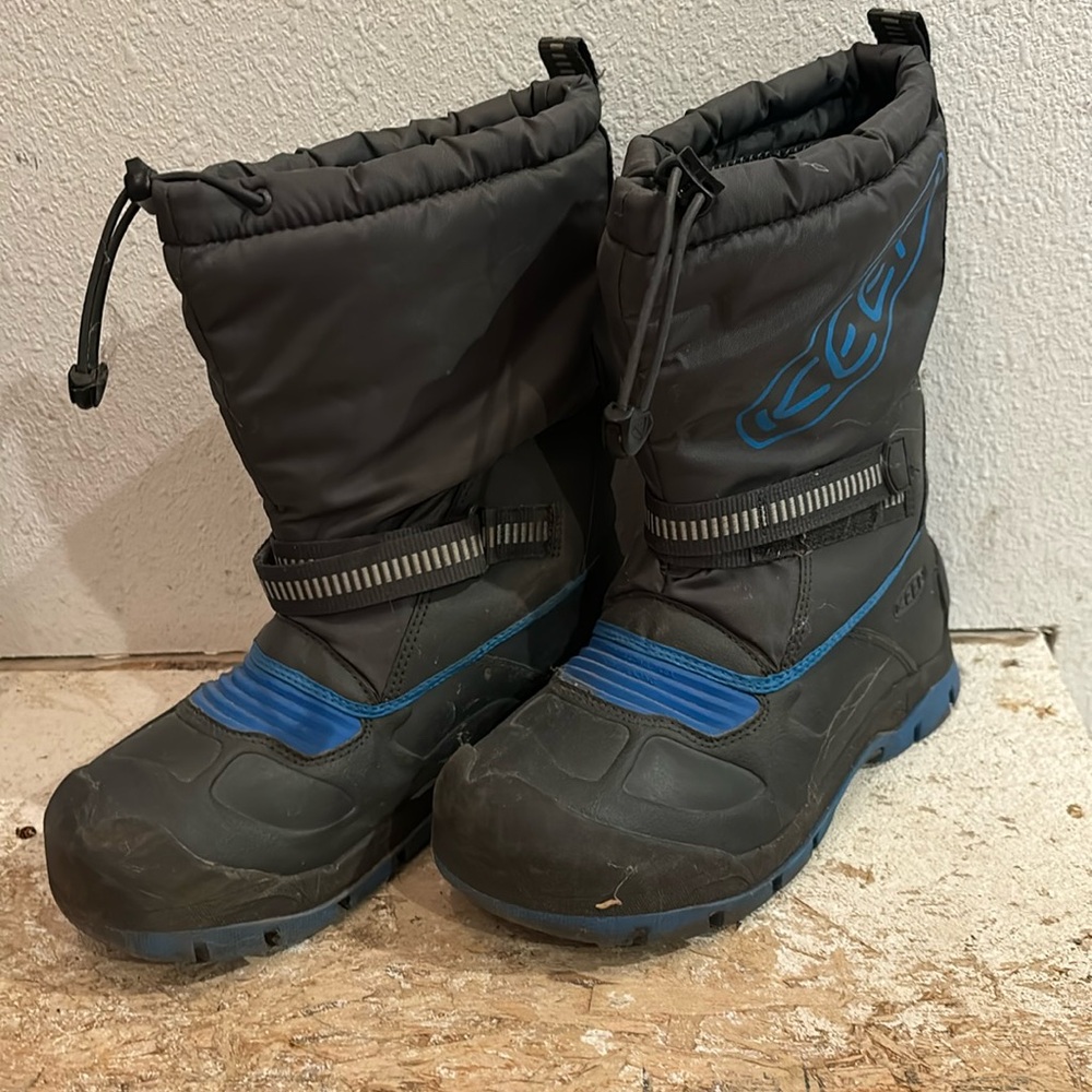 Keen youth size 3 snow boots